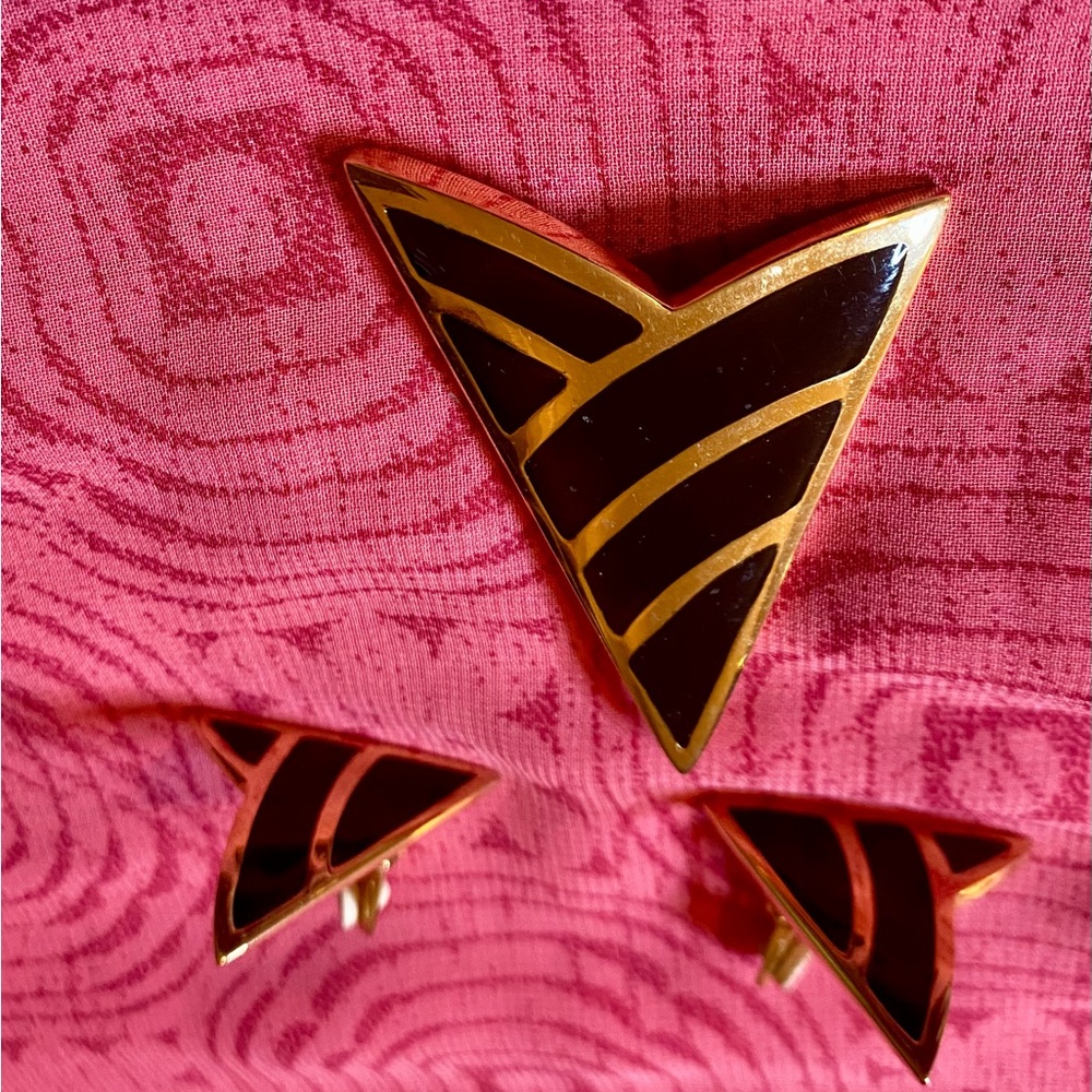 Sale! Art deco black & gold brooch and clip earrings set.